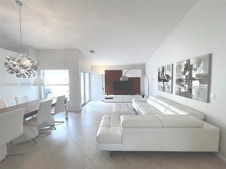 4923 SW 33rd Way — Photo 2