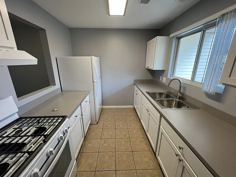 2906-2948 Feiger Ln — Photo 3