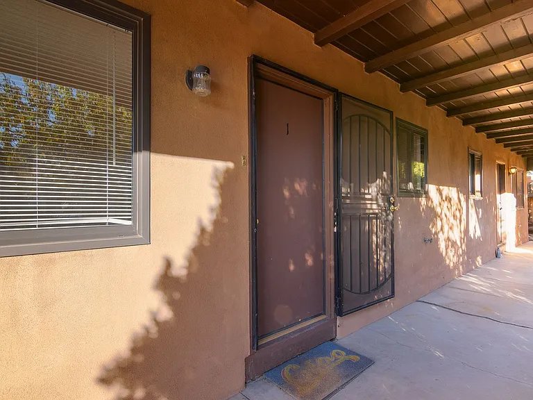 302 Artist Rd — Photo 2