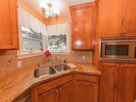 5th image of 2562 Land Park Dr