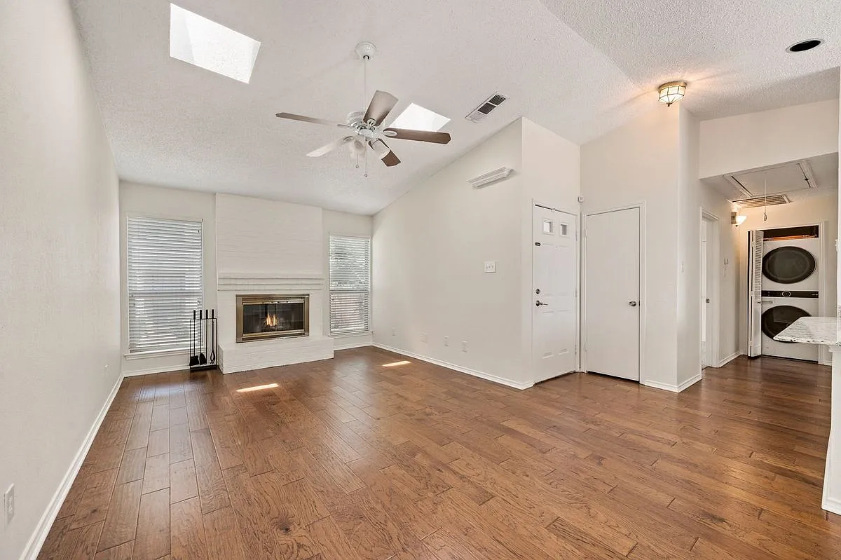 2 bed, 2.0 bath, 1083 sqft, $2,200 — Photo 2