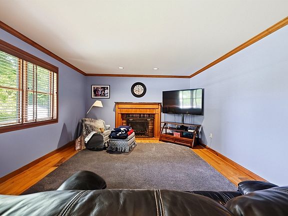 4th image of 2 Christopher Cir