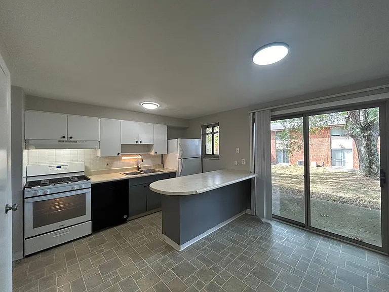 Coventry Court Townhomes — Photo 55