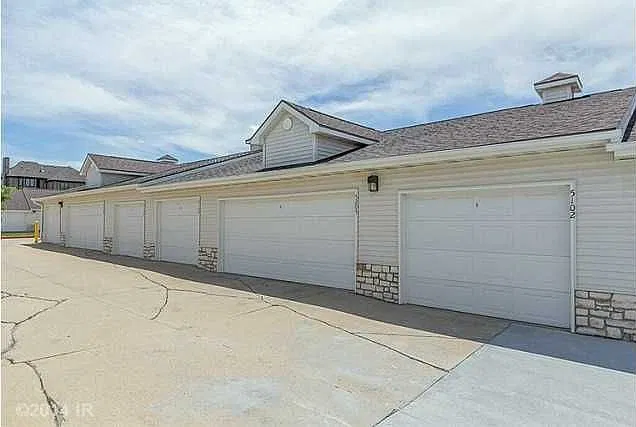 Two Bedroom Apartment - West Des Moines — Photo 3