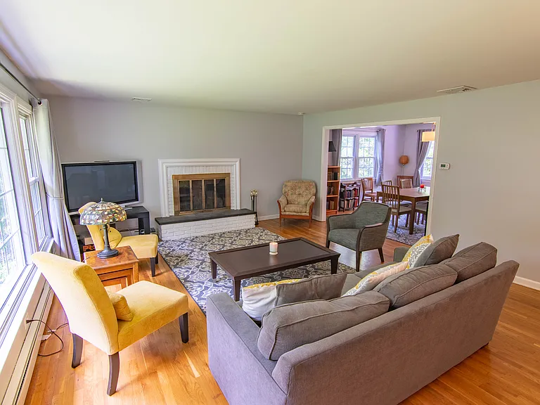113 Dogwood Ln — Photo 4