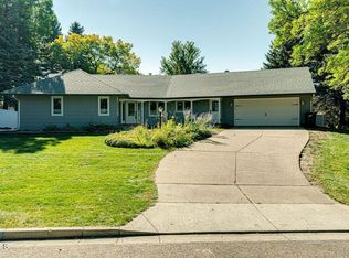 1009 Cottage Dr, Bismarck, ND 58501