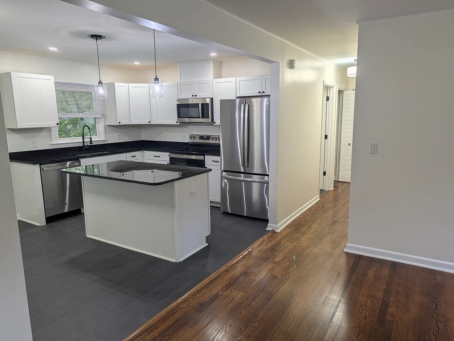 2 bed, 1000 sqft, $2,650 — Photo 2