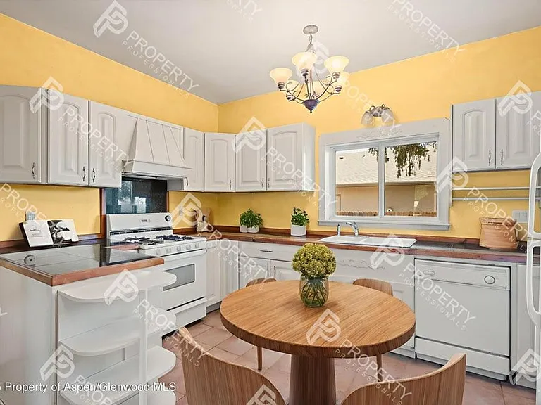 440 Whiteriver Ave — Photo 6