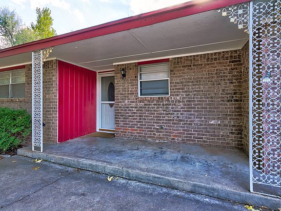 3rd image of 2220 Louise Ln