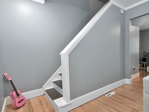4th image of 87 Abbott St