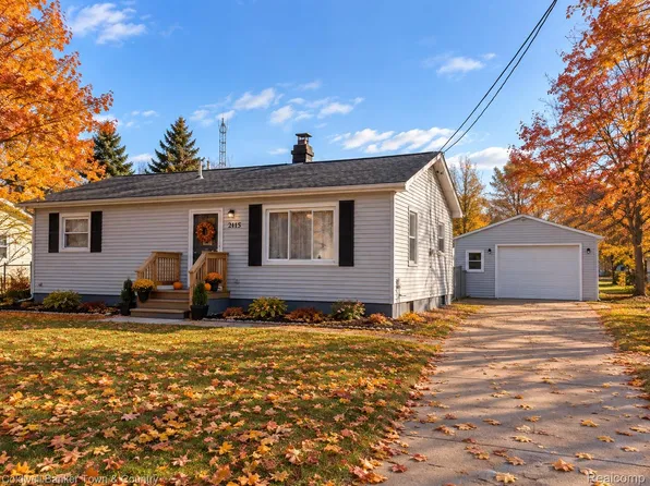 2115 Sandalwood Dr, Burton, MI 48519