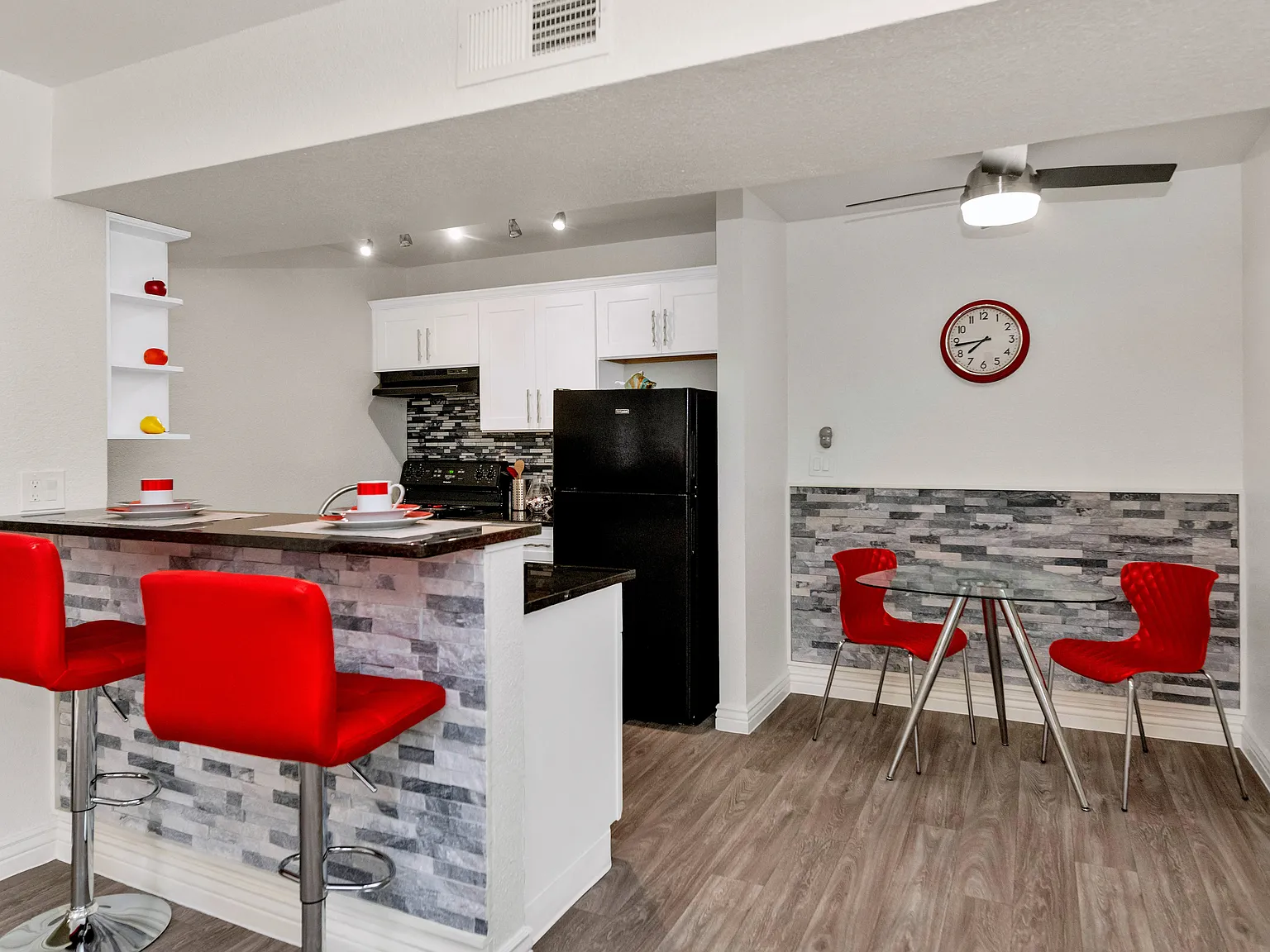 Urban Walk Apartments — Photo 4