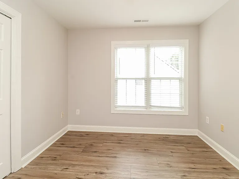 1052 Enderbury Dr — Photo 14
