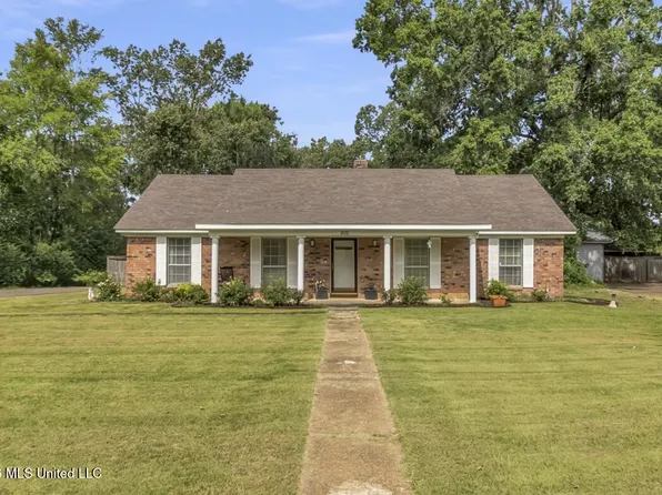 202 Moore Dr, Batesville, MS 38606