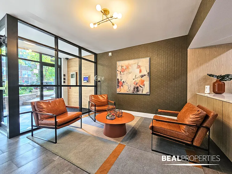 452 W Oakdale — Photo 10