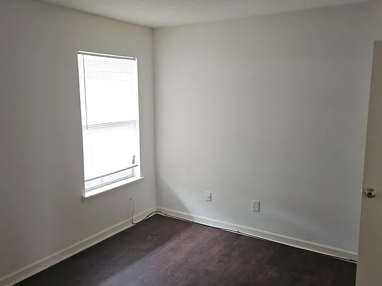 2709 Avenue E E — Photo 3