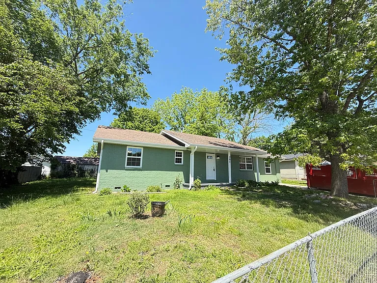 201 E Hall St — Photo 1