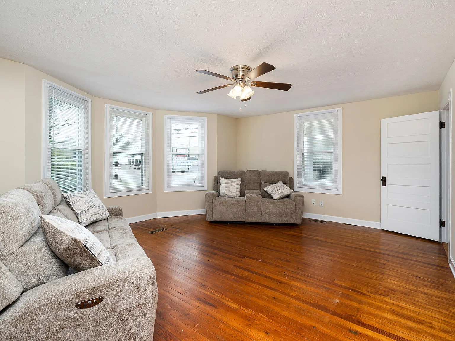 4 bed, 2255 sqft, $1,745 — Photo 2