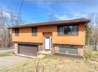 14 Beaver Dr, Hurricane, WV 25526