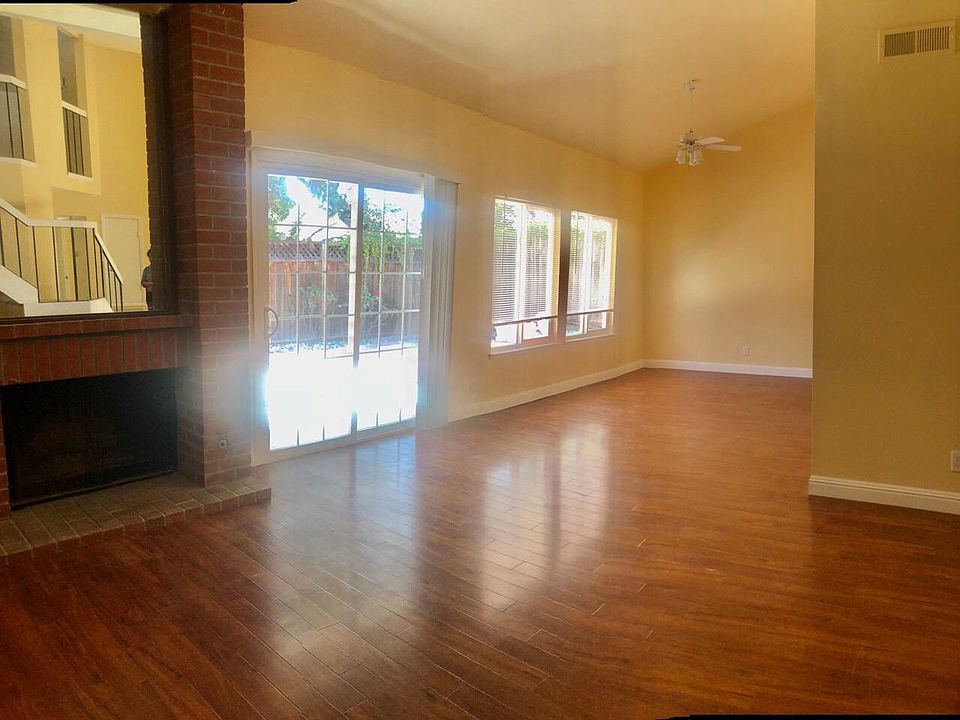 SPACIOUS FAMILY & DINING AREA WITH HIGH CEILING