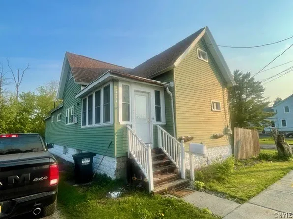 214 E 1st St, East Syracuse, NY 13057