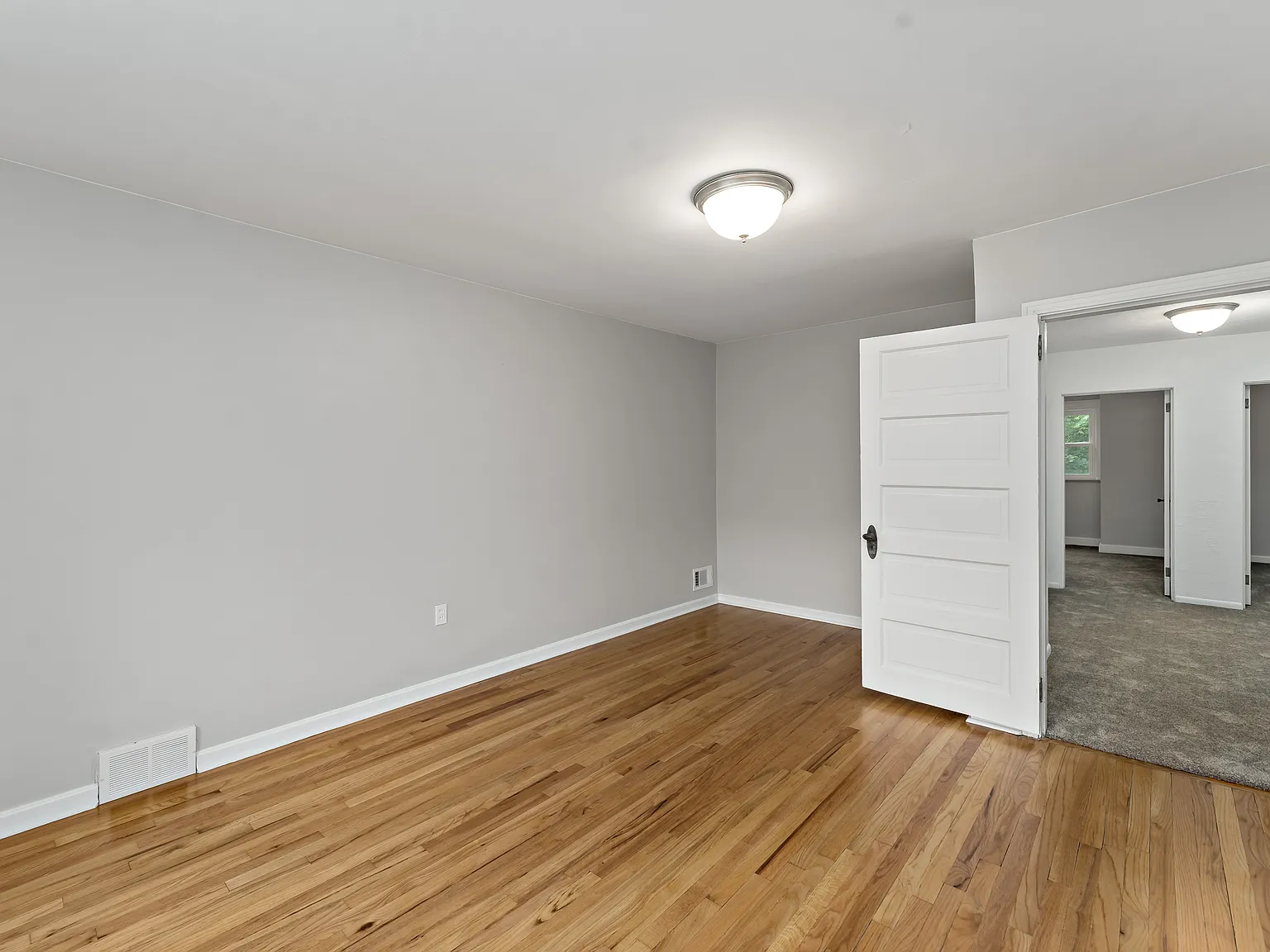 4 bed, 2.5 bath, 2026 sqft, $2,600 — Photo 3