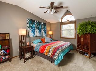 180 Ridgewood Dr, Chaska, MN 55318