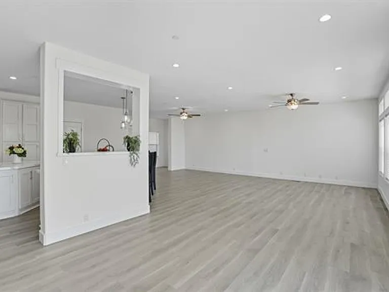 2080 Curtis Dr — Photo 8