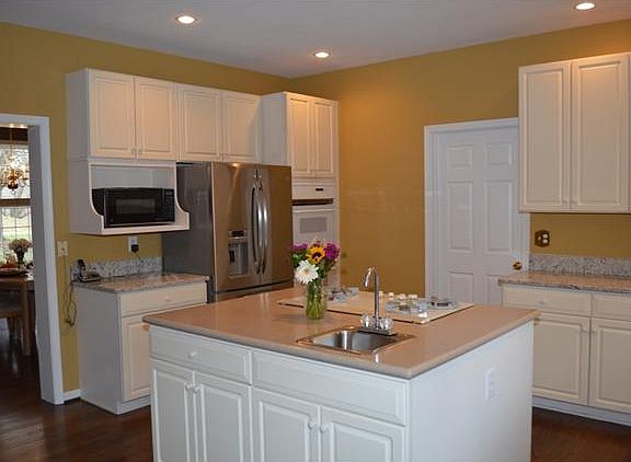 Two work sinks optimize meal prep and entertaining