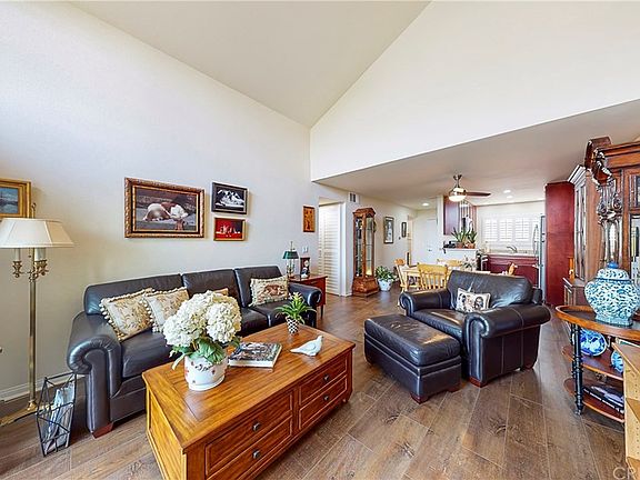 3rd image of 5530 Owensmouth Ave APT 304