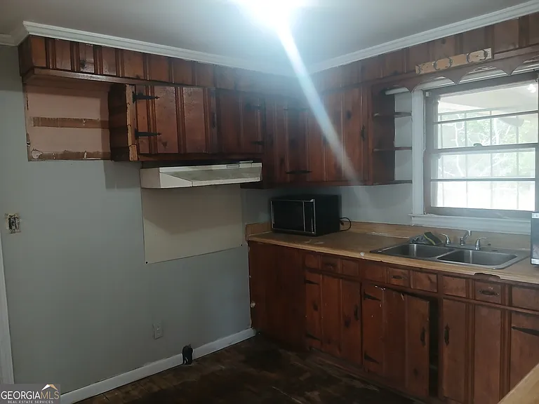 1387 Dewey St — Photo 9