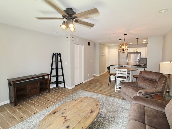 3rd image of 1360 Hunters Rd APT D