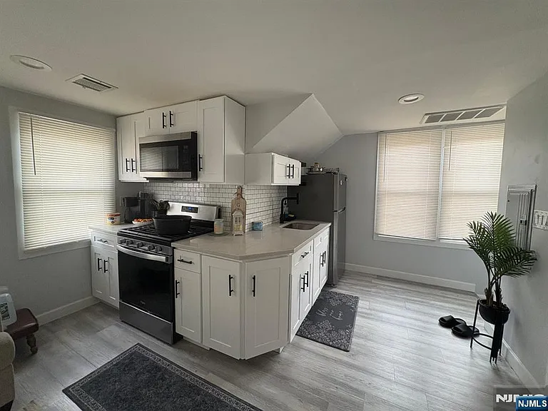 567 Studio Rd — Photo 2