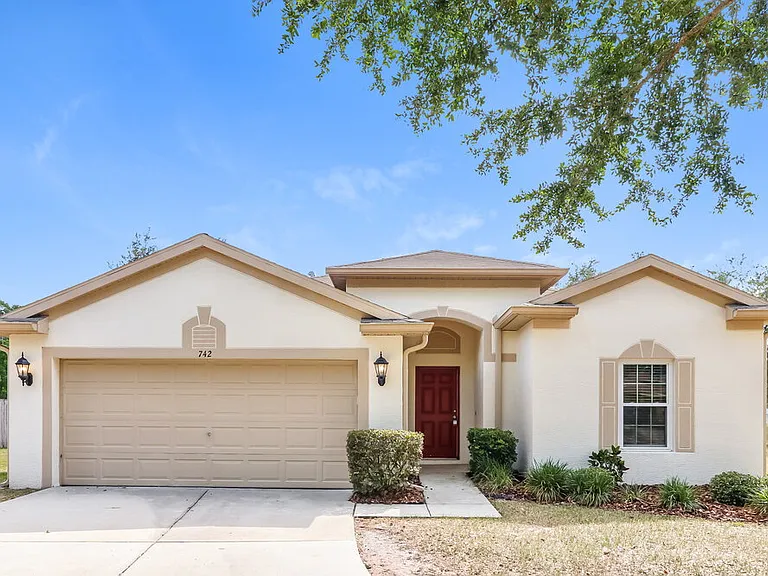 742 Star Pointe Dr — Photo 1