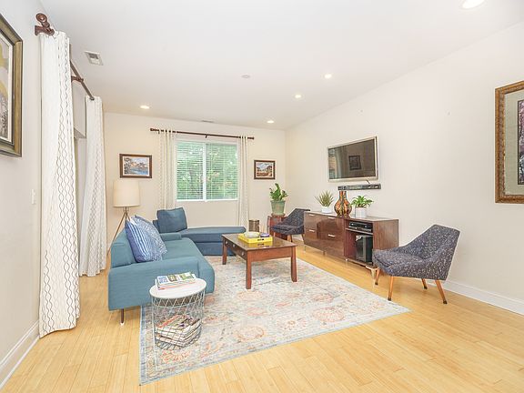 3rd image of 2921 W Glenlake Ave #2S