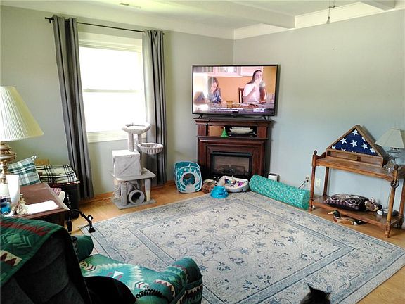 3rd image of 904 W 7th St