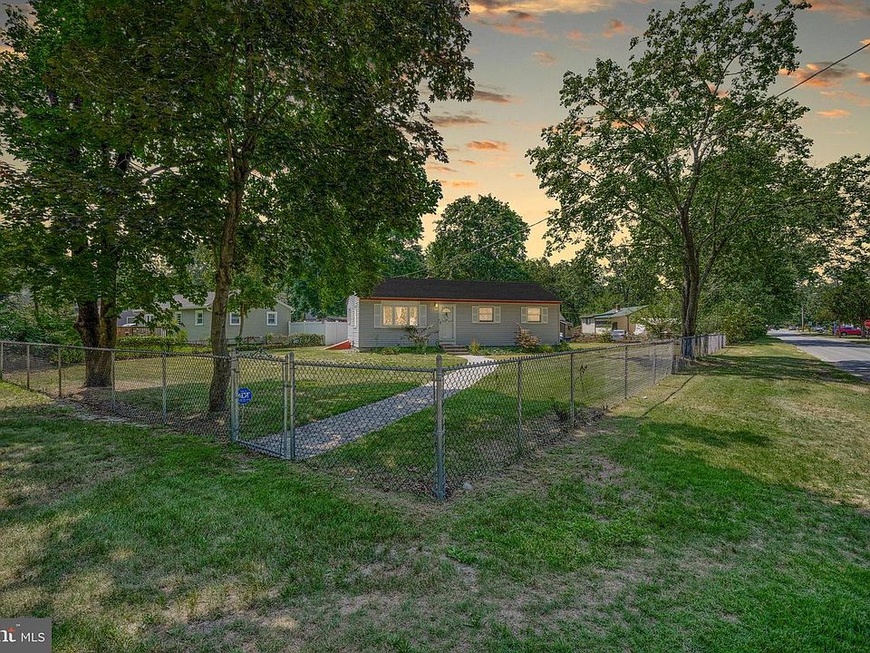 1st image of 121 Delwyn Ln