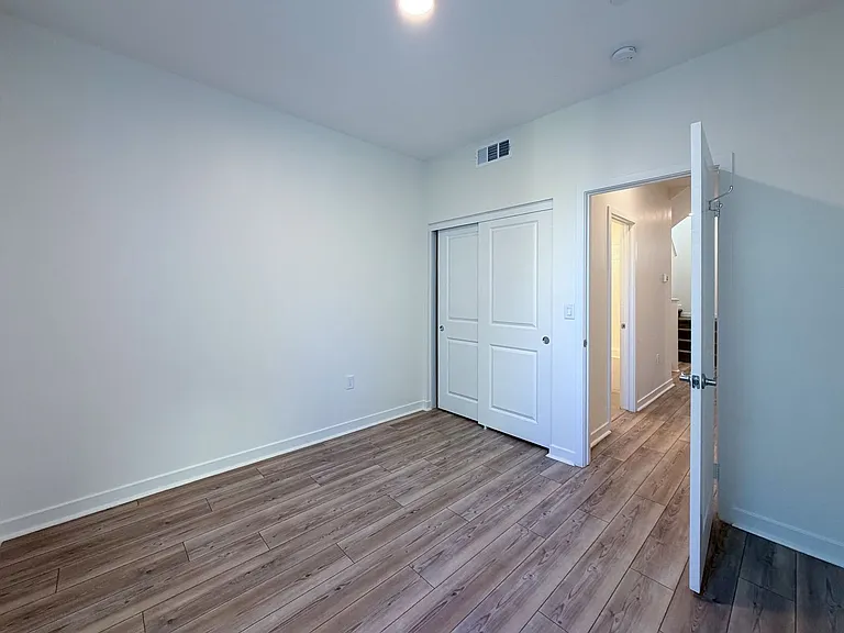 1568 E Thompson Blvd — Photo 25