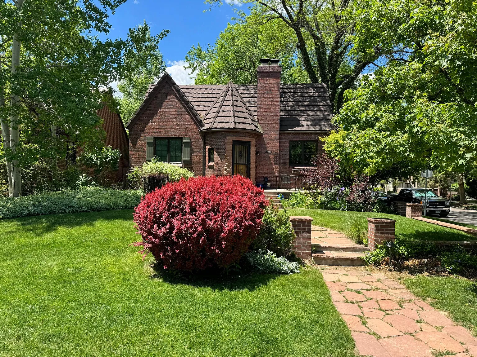 695 Ash St — Photo 2