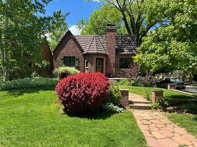 695 Ash St — Photo 2
