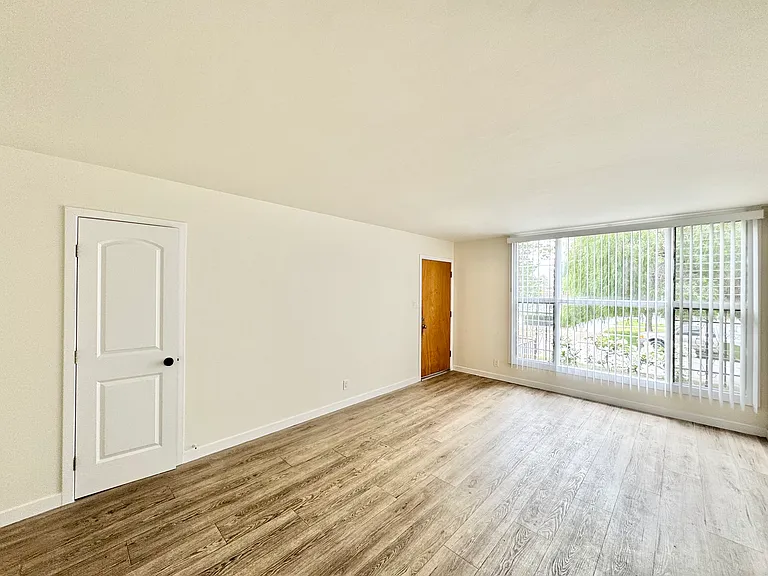 5059 W 20th St #7 — Photo 5