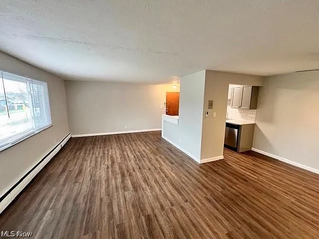 2 bed, 1.0 bath, 1050 sqft, $1,295 — Photo 2