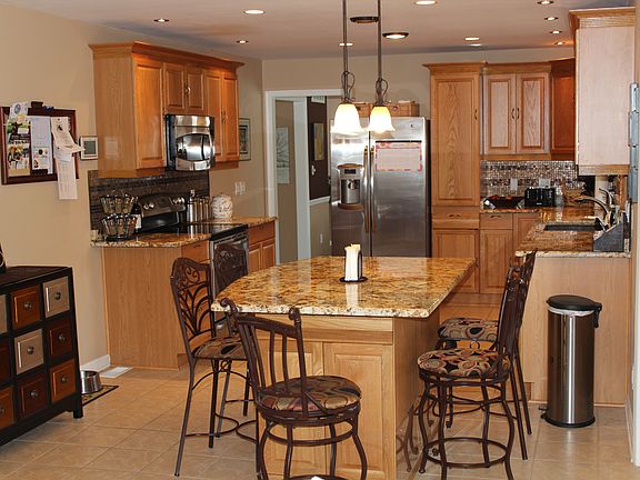 5th image of 828 Queen Elizabeth Dr