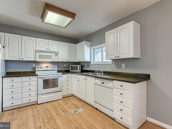 3rd image of 105 Woodland Dr