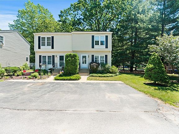 2nd image of 35 Wood Hollow Ln