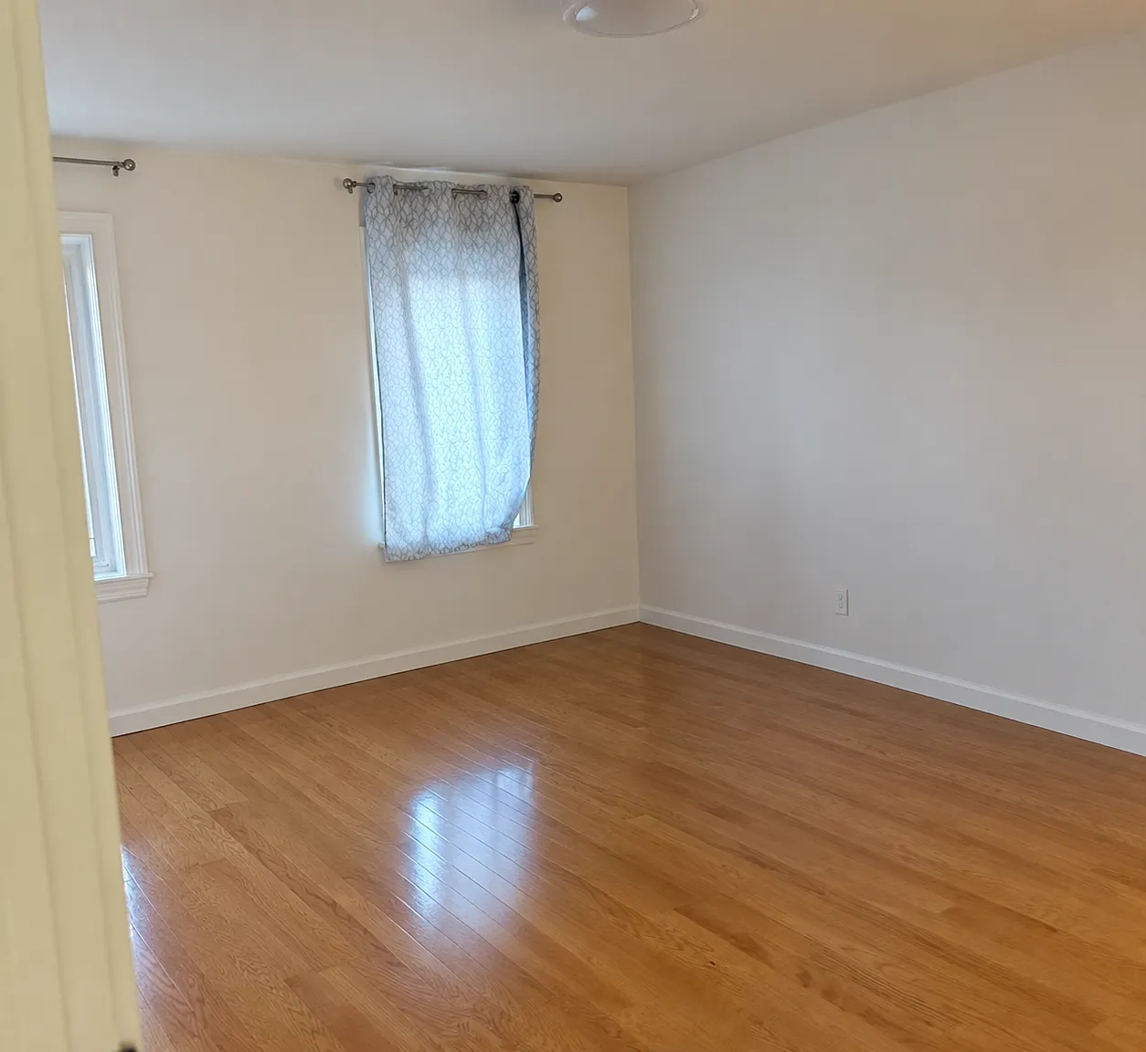 3 bed, 1200 sqft, $3,200 — Photo 2