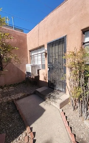Classic 2 Bedroom Apt w/ Washer / Dryer in Great Downtown Complex! — Photo 42