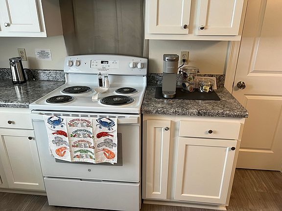 Fully furnished kitchen.