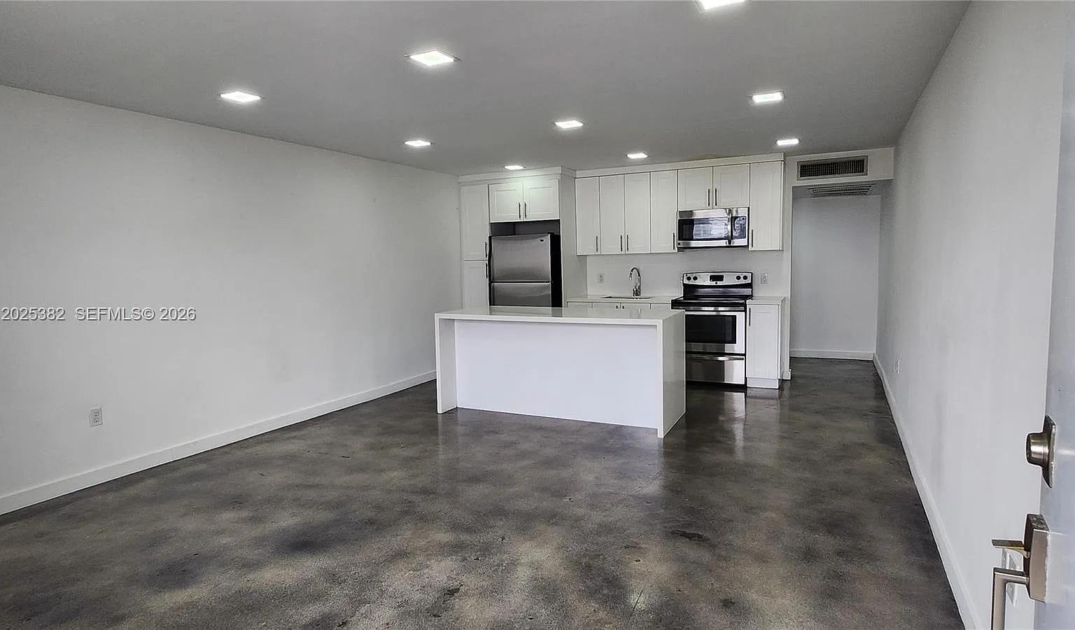 No Bay White House No 4 C — Photo 1