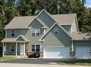 374 Fair Oaks Dr, Williams Bay, WI